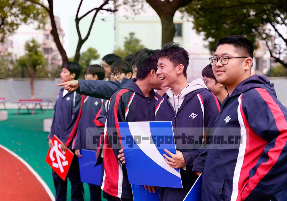 抽象球场分区示意，用冷光蓝与翠绿箭头标注进球与失球方向